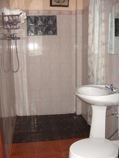 und sogar ein eigenes Bad mit Duschvorhang! Ich wusste schon fast nicht mehr wie so etwas ausschaut!