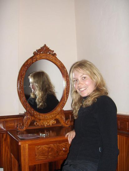 und dann noch so ein schoener Spiegel!
"Spieglein, Spieglein an der Wand, wer ist wohl die Schoenste im ganzen Land?" 