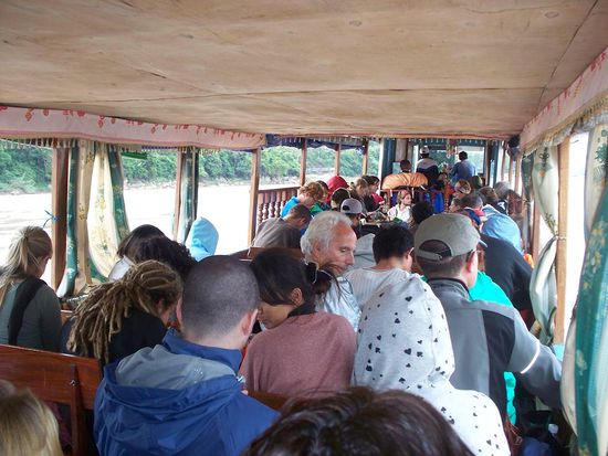 unser vollgestopftes Boot...hoffentlich wuerden wir nicht kentern...