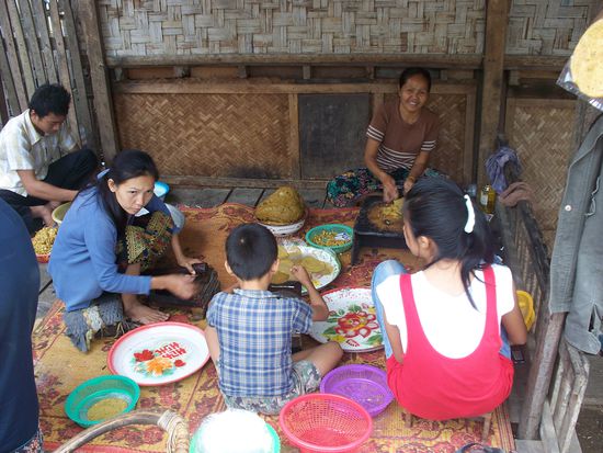 Hier hilft die ganze Familie mit! Aus einer teigartigen Pampe wurden duenne Fladen gepresst, welche dann auf bretteraehnlichen Gestellen getrocknet wurden. Das chipsartige Brot schmeckte ein wenig suesslich aber doch sehr lecker!