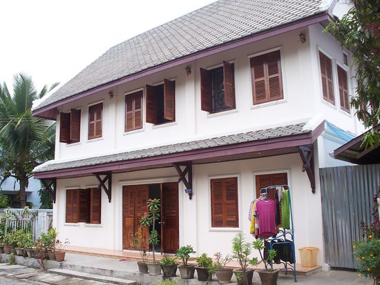 Wer nach Laos kommt erwartet eigentlich nicht solche huebschen "westlichen" Haeuser... In Luang Prabang findet man aber zahlreiche Haeuser, die in der Kolonialzeit erbaut wurden. Durch die Erklaerung zum Weltkulturerbe werden die Haeuser regelmaessig restauriert, sodass der schoene Anblick bewahrt wird.
