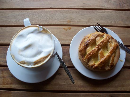 Auch ein Phaenomen aus der Kolonialzeit. Man bekommt in Laos super leckeren Cappuchino, Apfelkuchen und andere Leckereien...