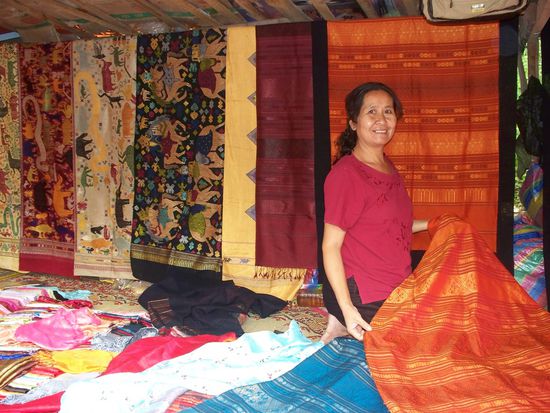 Auf den Maerkten konnte man handgewobene Seideschals fuer guenstige Preise erwerben...