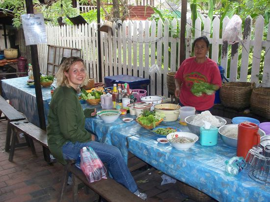 Natuerlich wurde traditionell und nicht westlich (westliche Gerichte bekommt man mittlerweile ueberall) gegessen.