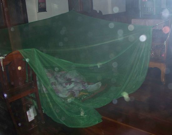 Schlafender Wachmann... und wir hatten schon Angst, dass wir im Freien naechtigen muessten...