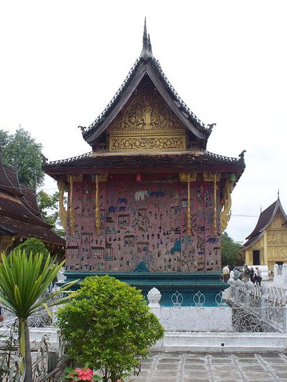 Die sogenannte "Rote Kapelle" am suedlichen Ende des Vat Xieng Thongs.