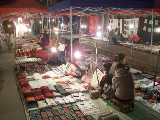 Auf dem Nightmarket konnte man allerlei handgefertigte Waren (Schals, Ketten, Schnitzereien) erwerben.
