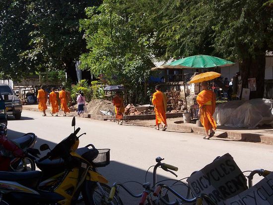 Die Moenche in der Stadt sind ziemlich modern... abends trifft man sie beim Surfen in den Internetcafes 