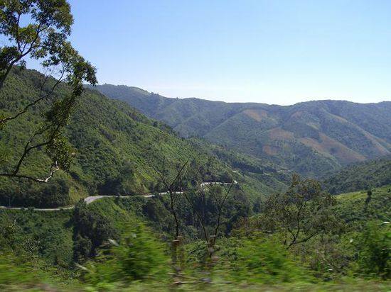 Der Weg schlaengelte sich durch die schoene Gebirgslandschaft