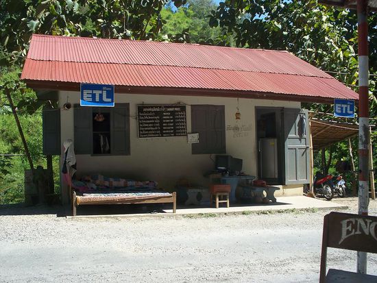laotische Mautstation: schlafender Kassierer bei laufendem Fernseher...
