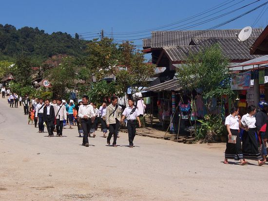 Laotische Jugendliche kehren von der Schule nach Hause.