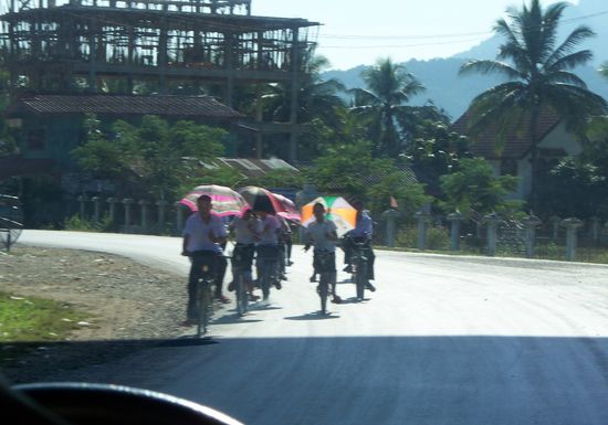 Sogar bei Sonnenschein spannen die Laoten auf ihren Fahrten immer den Regenschirm bzw. Sonnenschirm auf...