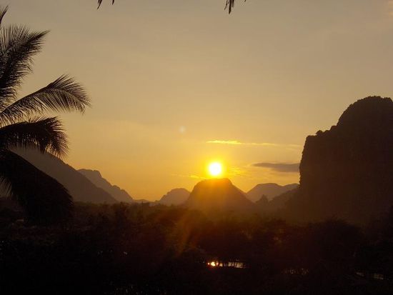Unser Zimmer fuehrte auf eine kleine Terrasse, von der aus wir eine gigantische Sicht ueber die Umgebung von Vang Vieng hatten.