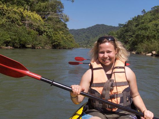 und Chris verhalf uns von der hinteren Position aus mit kraeftigen Paddelschlaegen zu unserer unschlagbaren Fahrtgeschwindigkeit...