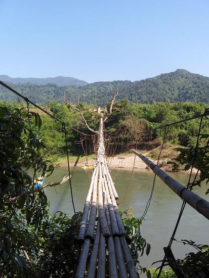 Fuer die besonders Mutigen unter uns stellte das Ueberschreiten dieser solide und stabil gebauten Bruecke eine zusaetzliche Herausforderung dar. Nicht selten knackste es gewaltig unter den Fuessen…