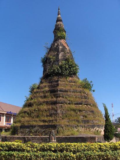 Das That Dam bildet eine Verkehrsinsel auf Hoehe der amerikanischen Botschaft. Der Legende zufolge befindet sich im Erdreich darunter eine siebenkoepfige Naga (Schlange), die 1828 dabei half, die Stadt vor der siamesischen Invasion zu bewahren.