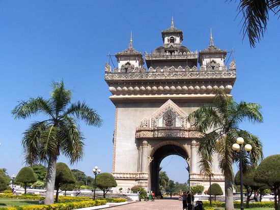 Das Patuxai (Siegestor) ist die asiatische Version des Pariser Triumphbogens. Der Bau des Monuments, das laotische, indische und europaeische Elemente vereint, wurde Ende der 50er Jahre begonnen, aber nie vollendet. Es sollte an die vielen Laoten erinnern, die in den verschiedenen Kriegen vor 1975 gefallen waren. Geruechten zu folge wurde es mit Zement errichtet, den die USA Laos fuer den Ausbau des Flughafens zur Verfuegung gestellt hatte (Spassvoegel nennen es daher auch die "vertikale Rollbahn").