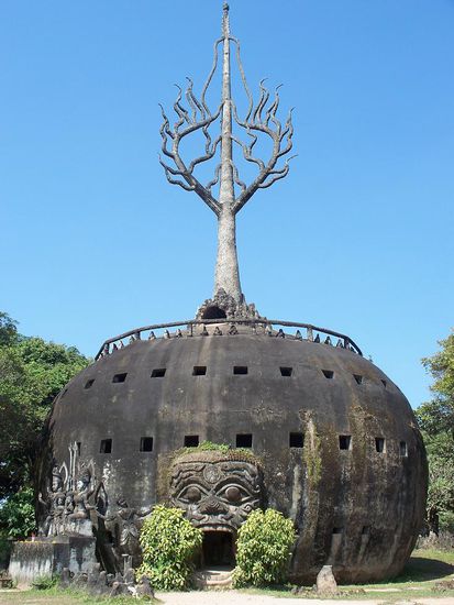 Der riesige Betonkuerbis besteht im Inneren aus 3 Ebenen, welche Hoelle, Erde und Paradies symbolisieren. Vom Dach hat man einen schoenen Rundblick ueber die Anlage.