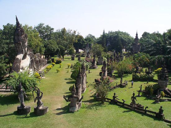 Tolle Aussicht vom Betonkuerbis auf den Buddha Park
