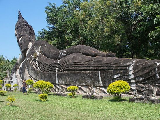 Am beruehmtesten ist die maechtige liegende Buddhastatue, die inzwischen eine Reihe von Postkarten,Postern und Buchtiteln ziert.