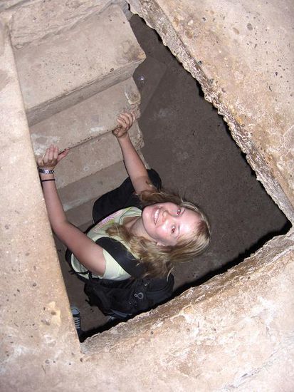 Beim Hochklettern auf den Betonkuerbis