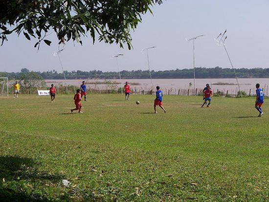 Neben dem Park fand gerade ein laotisches Fussballspiel statt...