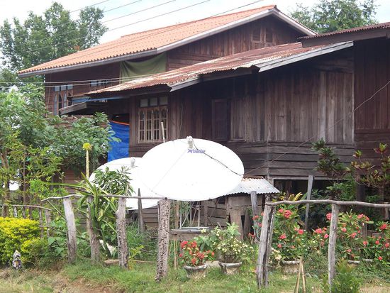 Trotz Armut findet man in den meisten Vorgaerten der Laoten riesige Satellitenschuesseln!