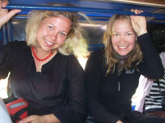 Von Champasak nahmen wir den Bus Richtung Don Khong... leider gibt es keine Fahrplaene, sodass wir einige Zeit (wir hatten keine Ahnung wann ein Bus fahren wuerde, bzw. ob ueberhaupt irgendwann ein Bus fahren wuerde...)an der Strasse warten mussten, bis irgendwann mal ein Bus kam.