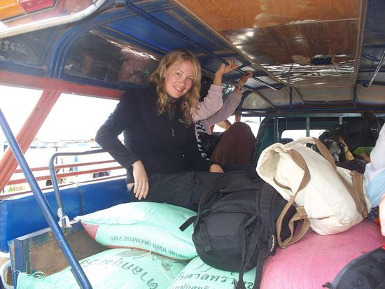 Diesesmal sassen wir auf Zucker- und Reissaecken mit eingezogenem Kopf... Wenigstens waren auf dieser Fahrt nicht zu viele Leute im Bus...