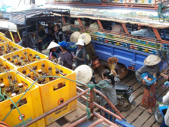 Dafuer war jedoch die Faehre total ueberfuellt und wir hofften, dass wir unterwegs nicht untergehen wuerden...