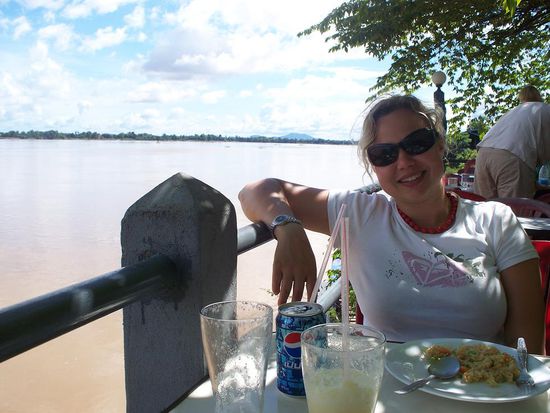 Puh, endlich geschafft und heil auf Don Khong angekommen! Da goennten wir uns erst mal ein leckeres Essen und nen Fruchtshake am Mekong!