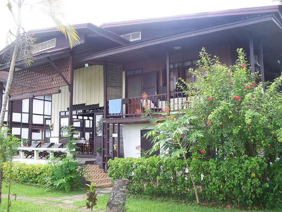 Unser Guesthouse war ein gutes Plaetzchen, um zu entspannen. Wir hatten das Zimmer im ersten Stock (dort wo das blaue Handtuch haengt) und genossen einen traumhaften Blick auf den Mekong!