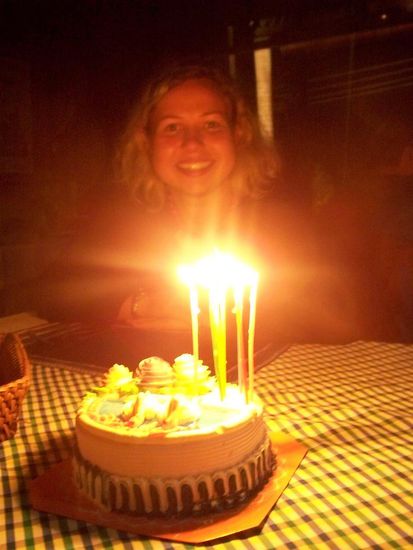 Dann musste Chris natuerlich die Kerzen auspusten...