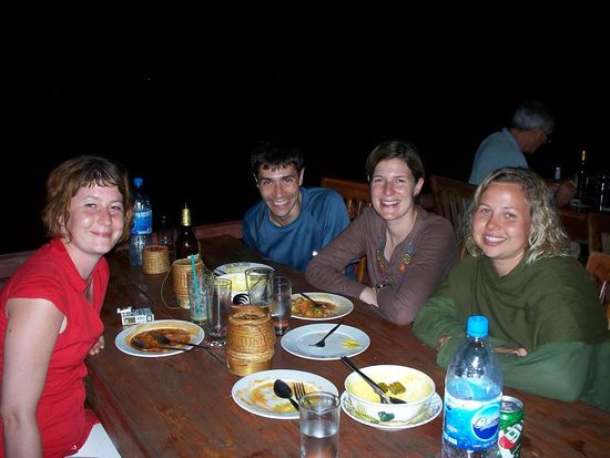 Von links nach rechts: Claire aus Paris, Richard aus Zuerich, Cecilia aus der franzoesischen Schweiz, und natuerlich Chris... an diesem Abend kommunizierten wir in einem Sprachenmix aus Englisch, Franzoesisch und Deutsch...