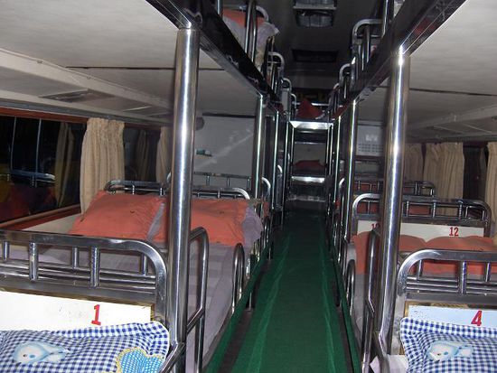 Unser Schlafbus von Vientiane nach Pakxe...eigentlich dachten wir, dass jeder ein eigenes Bett bekommen wuerde... mal wieder falsch gedacht. Chris und ich mussten uns in ein 1-Meter breites Bett zusammen quetschen...dafuer war es schoen kuschelig 