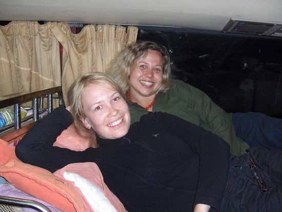 naja immerhin noch besser, als in einem Sitzbus die ganze Nacht zu verbringen, da haette ich dann auf gar keinen Fall schlafen koennen.