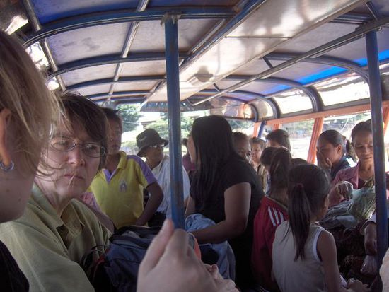Am naechsten Morgen wurden wir dann auf einen anderen Bus verladen... Bus konnte man das nicht bezeichnen, es war eher ein groesserer Pickup und natuerlich bis auf den letzten Platz vollgestopft!