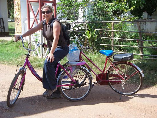 In Champasak angekommen mieteten wir uns 2 schicke Fahrraeder um die 8km lange Strecke zum Vat Phou zu bewaeltigen... bloederweise hatten wir ganz vergessen wie heiss die Mittagssonne werden kann... da koennen 8 Kilometer ganz schoen lang sein, vor allem wenn man mit diesen Schrottraedern ohne Gangschaltung unterwegs ist.