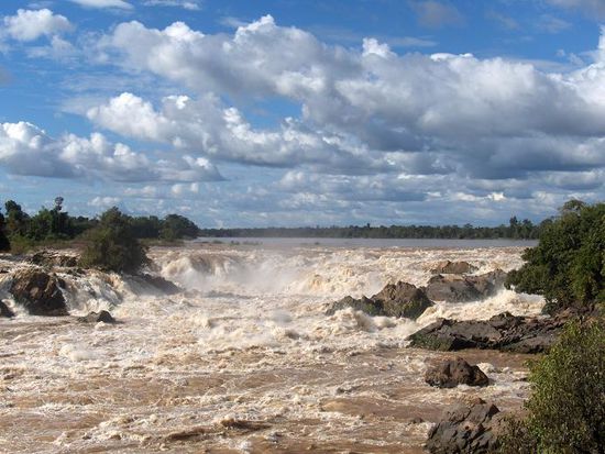 Danach schauten wir uns den groessten Wasserfall ganz Suedostasiens an... naja so gross und beeindruckend fanden wir den allerdings nicht, da kann unser Rheinfall in Schaffhausen gut mithalten!