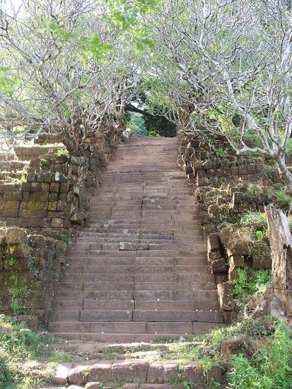 und nochmal Treppen, die wir bei 35 Grad bewaeltigen mussten... die Treppenstufen waren uebrigens enorm hoch, was man auf dem Bild hier gar nicht erkennen kann.