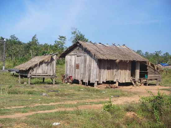 Unvorstellbar, dass die meisten Khmer in diesen kleinen Holzverschlaegen und meist mit einer mehrkoepfigen Familie leben.