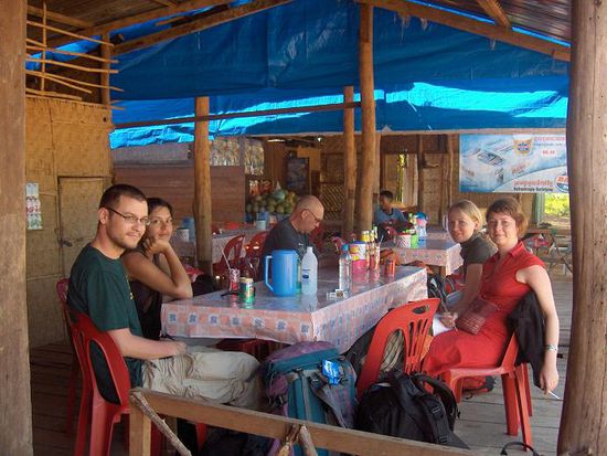 Nachdem wir unseren kostenlosen Ausreisestempel am laotischen Immigration Office abgeholt hatten mussten wir wieder 1-2 Stunden warten bevor es weiter ging.