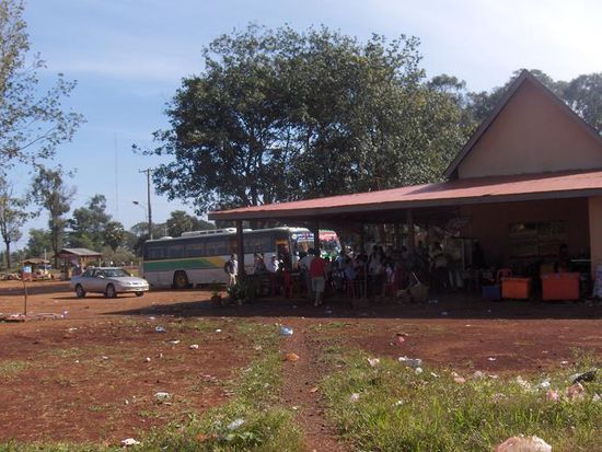 An einer Raststaette...In Kambodscha sucht man vergeblich nach Muelleimern, jeder schmeisst seinen Abfall einfach auf den Boden. Ein Abfallsystem scheint es hier noch nicht zu geben…