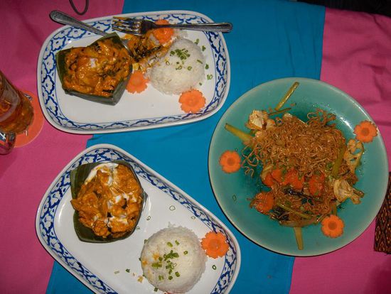 Nachdem wir uns den ganzen Tag die Fuesse platt gelatscht hatten, goennten wir uns am Abend ein leckeres traditionelles kambodschanisches Gericht: "Amok"  
Fleisch oder Fisch in einer leckeren Curry-Kokuscreme, serviert in Bananenblaetter