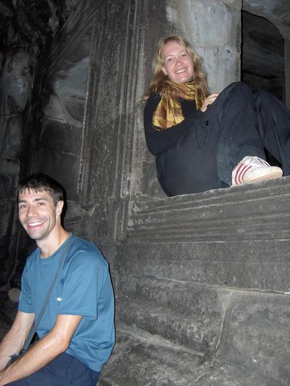 Damit wir auch wirklich nichts verpassten, haben wir uns morgens um 4 Uhr aus dem Bett gequaelt, um auch noch den Sonnenaufgang vor dem Angkor Wat mitzuerleben. Richard und ich sehen daher noch ein wenig verschlafen aus...