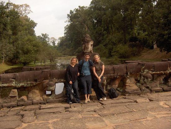 juhu, geschafft... nach 2 langen Tempeltagen hatten wir nun genug von alten Steinen und gingen ueber zum angenehmen Teil des Tages bzw. Abends...