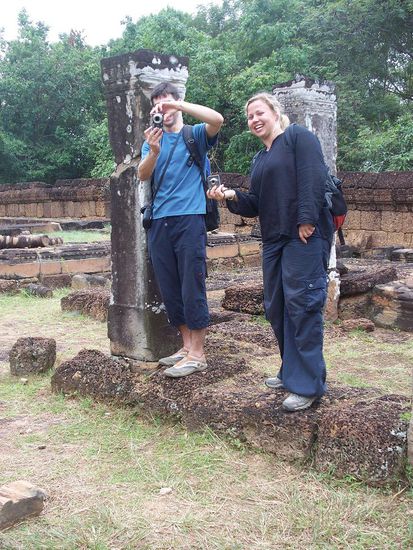 Hilfe ich steh unter Beschuss...
(bei den beiden wirkte wohl schon der Mekong-Schnaps, den Richard zur Staerkung zwischendurch mitgebracht hatte...) 