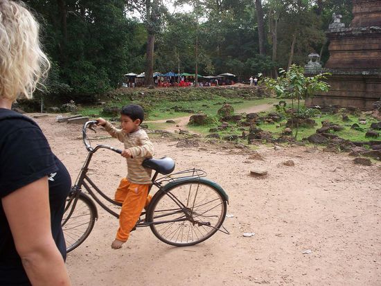 ganz schoen gross das Fahrrad... aber kein Problem fuer den kleinen Jungen...