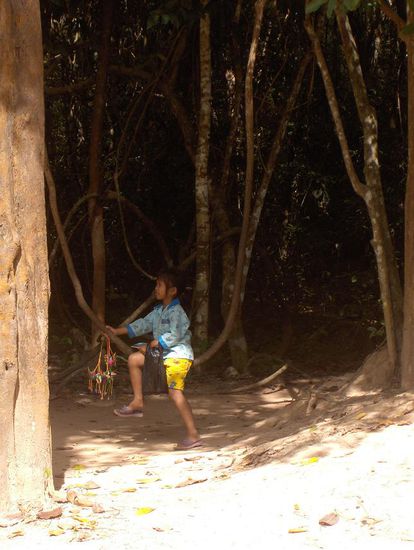 In Kambodscha werden die Kinder zum verkaufen losgeschickt, sobald sie ueberhaupt richtig gehen koennen. Daher wird das Bild von Angkor auch durch unzaehlige Kinder gepraegt, die den Touris Ketten, Armbaendern und Bilder verkaufen moechten.