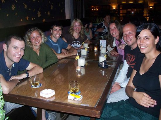 Zum Abschluss unseres Siem Reap Aufenthaltes verbrachten wir noch einen wunderschoenen Abend mit Andi, Inge, Richard sowie Andi und Tina (ebenfalls aus der Schweiz). Leider trennten sich hier nun endgueltig die Wege, aber man wuerde sich bestimmt in Deutschland bzw. zum Skifahren in der Schweiz wiedertreffen 